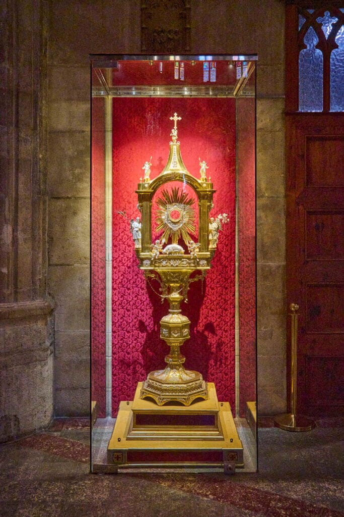 Zlatá relikviářová monstrance v katedrále v Praze