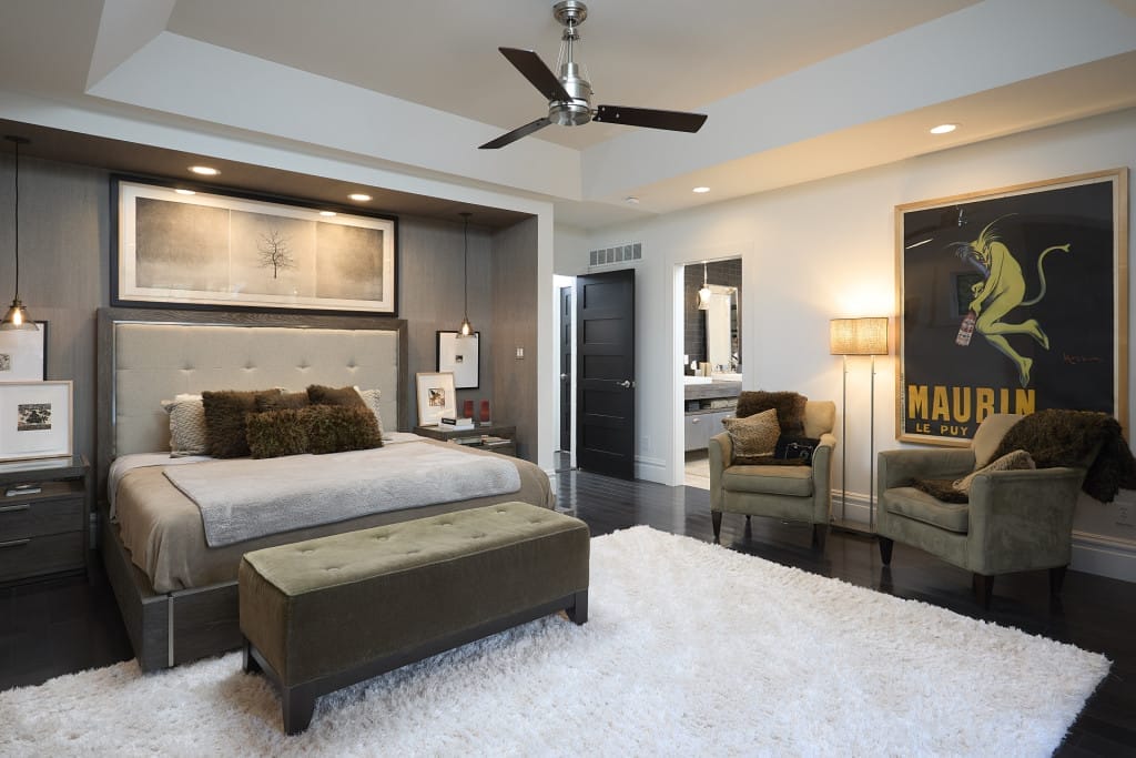 Moderní ložnice s elegantním nábytkem a uměleckou dekorací v rodinném domě v Praze