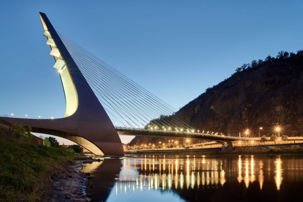 Mariánský most v Ústí nad Labem při modré hodině, lanový most s výrazným pylónem a odrazy světel v řece Labi